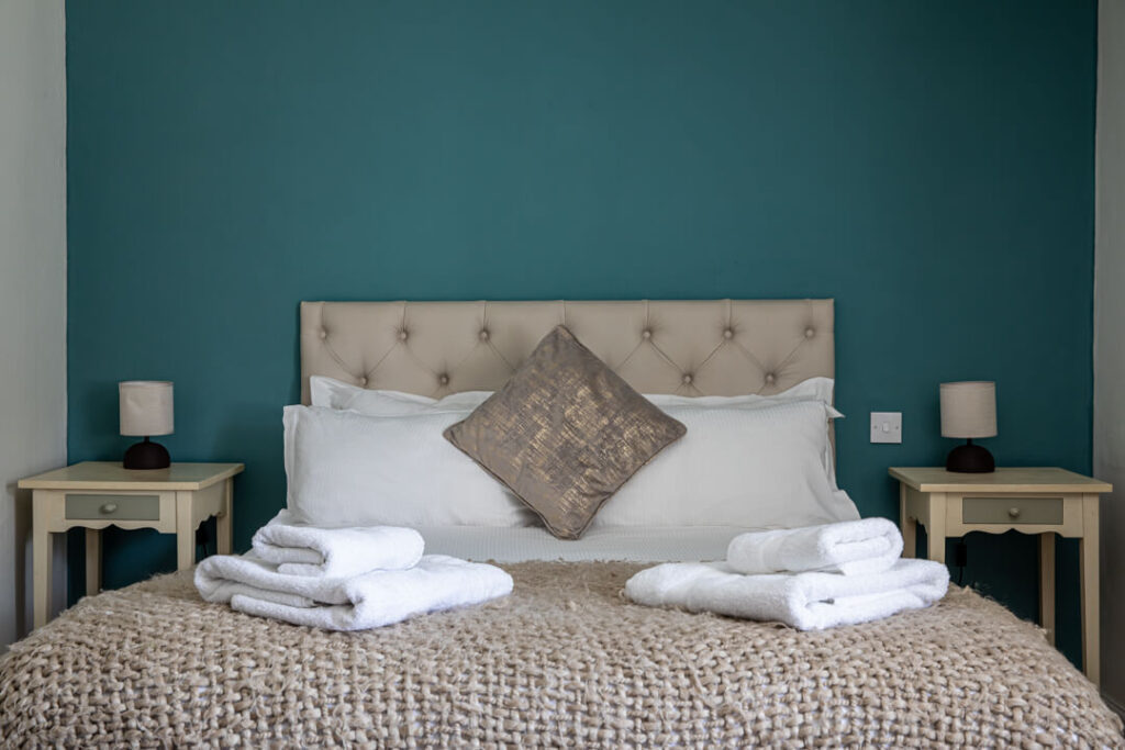 pelican inn double bed luxury decor clean towels